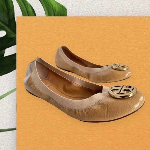 Tory Burch Caroline Ballet Flats Beige Patent Leather Logo Shoes Womens Size 9.5 - Picture 1 of 12